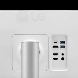 Parte trasera del monitor LG 27UP850K-W en blanco, soporte cilíndrico y puertos: 2 USB-A azules, 2 USB-C, HDMI, DisplayPort y entrada de audio