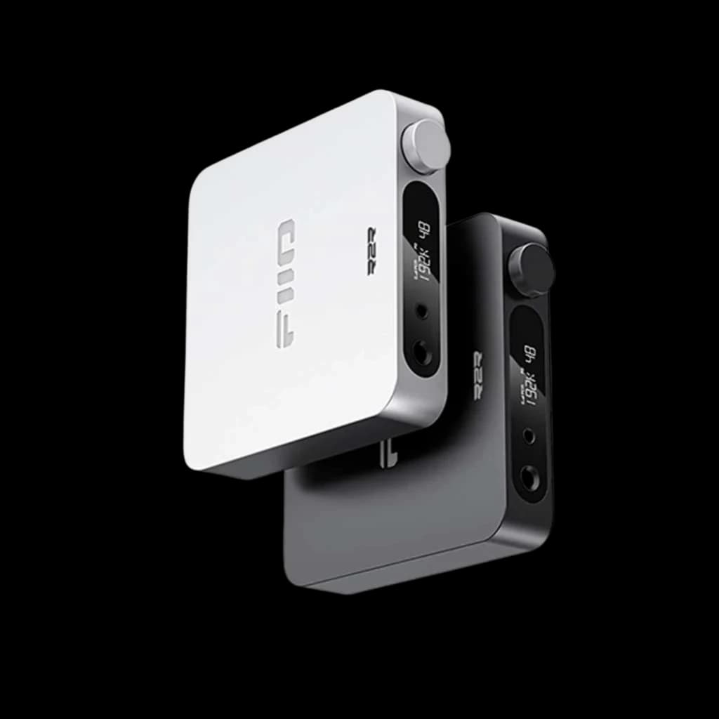 FiiO K11 R2R DAC/Amplificador Hi-Res USB-C plateado y negro con perilla lateral, salidas balanceadas, cuerpo compacto y acabado metálico elegante