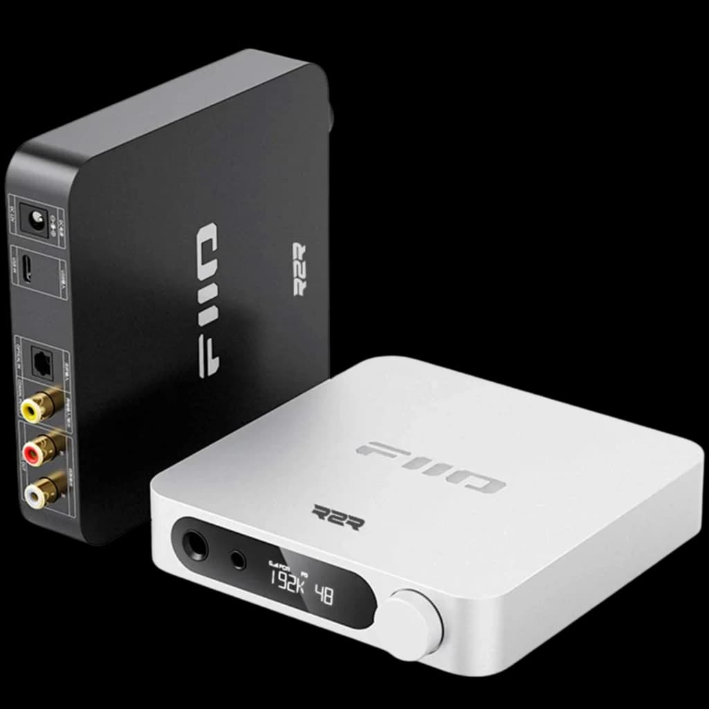 FiiO K11 R2R plateado con chasis compacto, pantalla frontal y perilla; salidas balanceadas, RCA y óptica visibles. Diseño minimalista USB-C Hi-Res.
