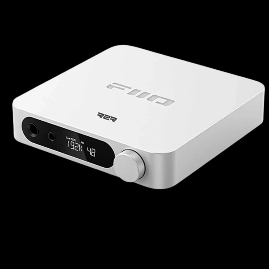 FiiO K11 R2R plateado con carcasa compacta, perilla frontal, pantalla OLED, salida balanceada y puertos laterales USB-C para audio Hi-Res