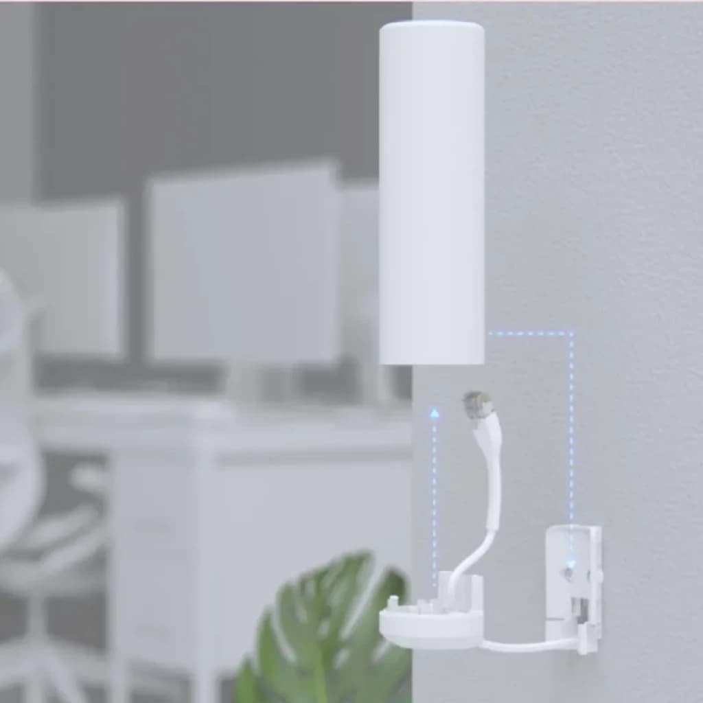 Cylindre blanc mural avec socle et câble Ethernet apparent ; design minimaliste pour point d'accès WiFi 6 Ubiquiti U6 Mesh avec PoE