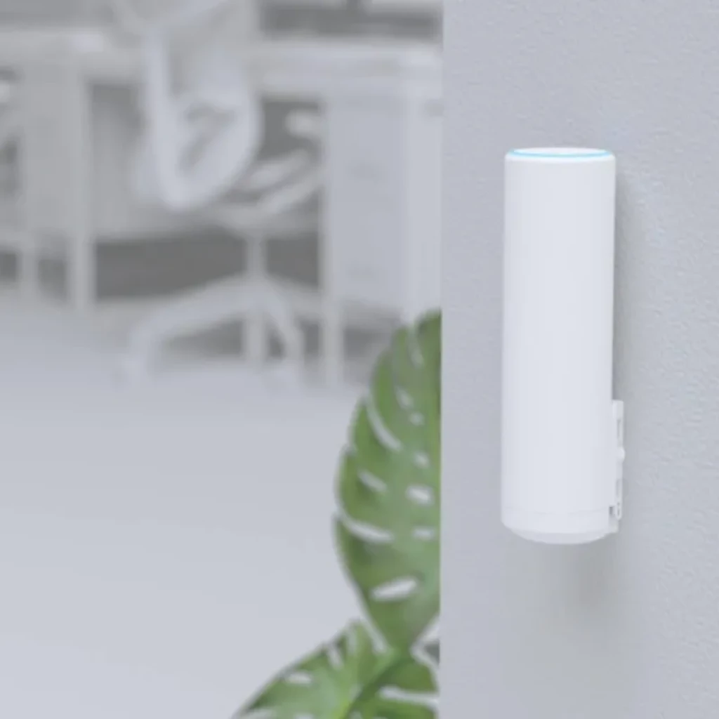 Ubiquiti U6 Mesh blanc cylindrique avec anneau LED bleu supérieur, design minimaliste vertical, boîtier lisse, point d'accès WiFi 6 compatible PoE - Ítem5