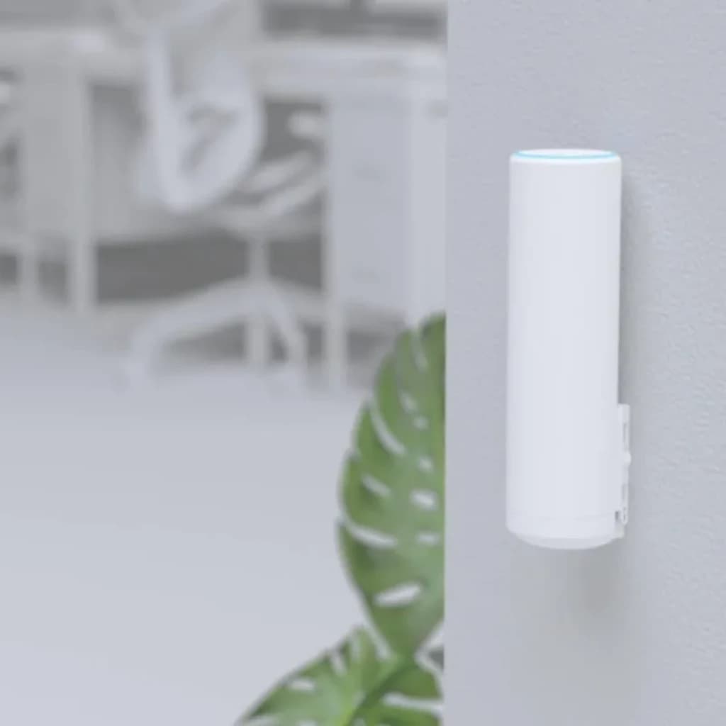 Ubiquiti U6 Mesh cylindrique blanc à fixation murale, LED bleue sur le dessus, design minimaliste, port latéral couvert, idéal pour les intérieurs PoE