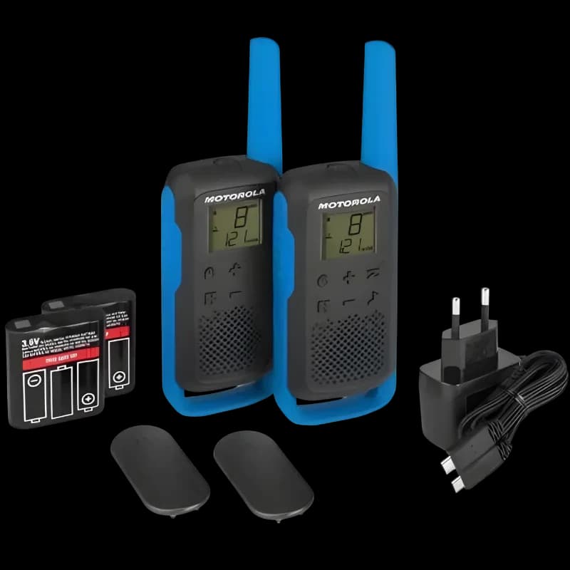 Motorola TALKABOUT T62: dos radios bidireccionales negros con laterales azules, pantalla LCD, botones frontales, clips de cinturón, baterías y cargador