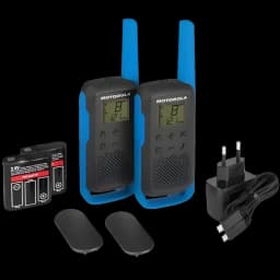 Motorola TALKABOUT T62: dos radios bidireccionales negros con laterales azules, pantalla LCD, botones frontales, clips de cinturón, baterías y cargador