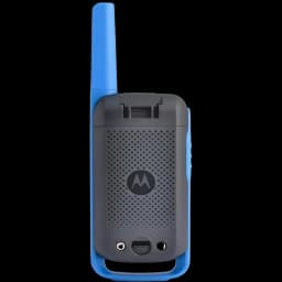 Walkie talkie Motorola TALKABOUT T62 en negro y azul, vista trasera con carcasa texturizada, antena azul, clip de cinturón y puerto de carga inferior