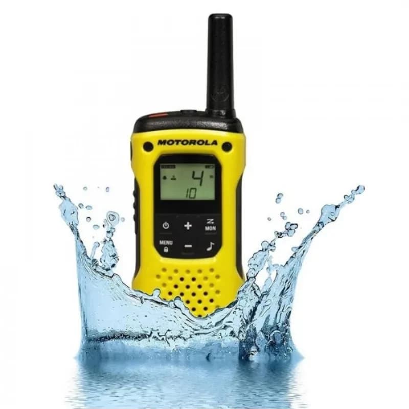 Talkie-walkie jaune étanche avec écran LCD, antenne courte et boutons noirs; splash d’eau illustrant la résistance H2O, conçu pour usage outdoor