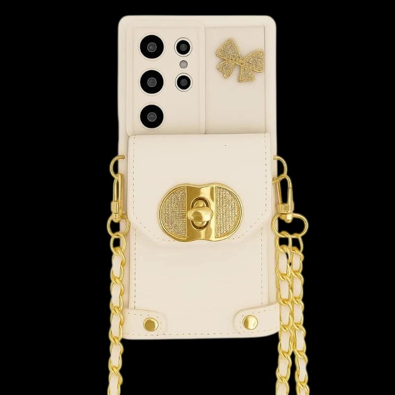 Coque portefeuille blanche pour Galaxy A56 avec mini sac intégré, fermoir doré texturé, chaînes pendantes or et nœud décoratif scintillant