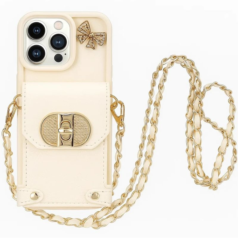 Funda Cartera Cadenas Colgantes Coquette iPhone 16 Pro Max, Blanco con cadena dorada, bolsillo frontal con hebilla, lazo decorativo y acabado elegante - Ítem