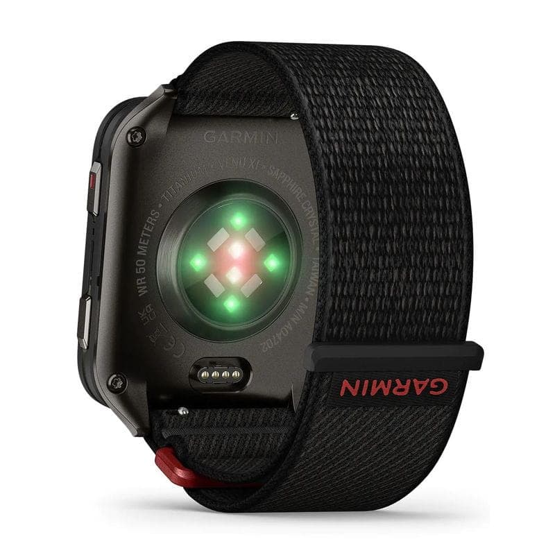 Garmin Venu X1 boîtier titane gris, fond capteurs cardio verts, verre saphir, bracelet nylon ComfortFit noir avec boucle et logo Garmin rouge
