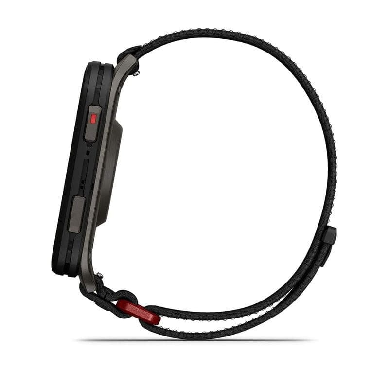 Profil latéral de la Garmin Venu X1 montrant boîtier en titane gris, boutons latéraux gris et rouge, bracelet nylon ComfortFit noir avec boucle rouge