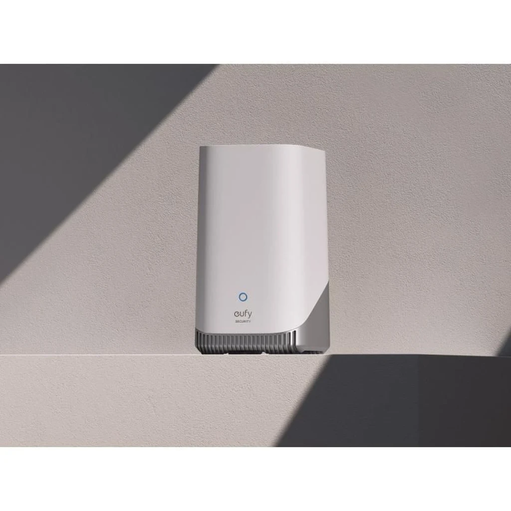 Hub de segurança Eufy HomeBase 3 S380 WiFi 2,4 GHz em branco e cinza, design vertical com grelhas superiores e base ventilada, LED frontal azul e logo eufy - Item2