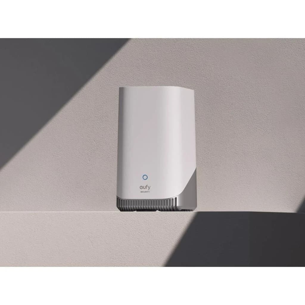 Hub de sécurité Eufy HomeBase 3 S380 WiFi 2,4 GHz compact, boîtier blanc mat aux bords arrondis, LED bleue frontale, base grise ventilée élégante