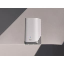 Hub de sécurité Eufy HomeBase 3 S380 WiFi 2,4 GHz compact, boîtier blanc mat aux bords arrondis, LED bleue frontale, base grise ventilée élégante