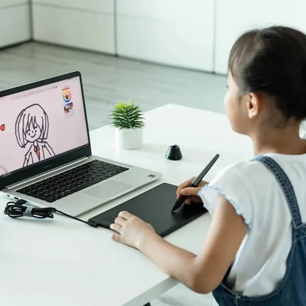 Huion H580X con 8 teclas programables, tableta gráfica negra compacta con lápiz sin batería, superficie amplia y conexión por cable USB para dibujo digital