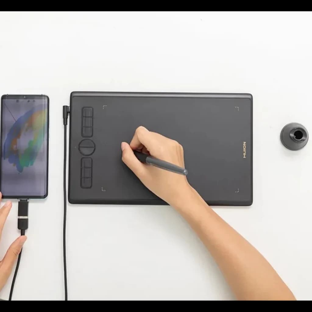 Huion H580X con 8 teclas programables, lápiz sin batería y área de trabajo amplia; compatible con smartphone y base para lápiz incluida