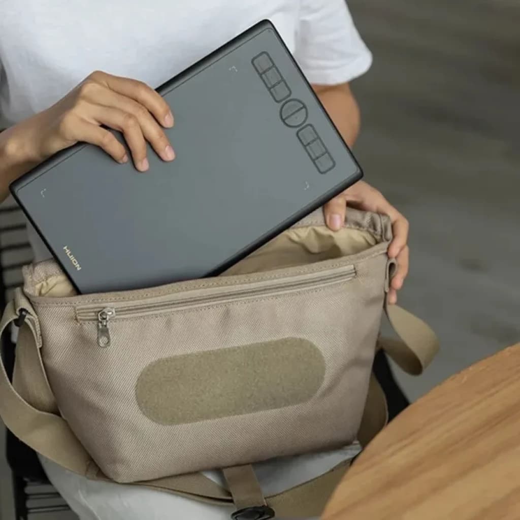 Huion H580X con 8 teclas programables, diseño delgado y portátil, superficie amplia y lápiz sin batería; cabe en bolso para dibujo en movimiento