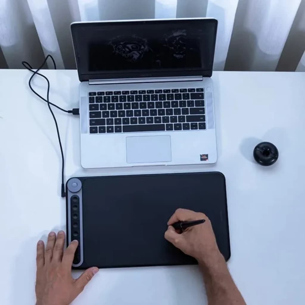 Tableta gráfica Huion Q620M con lápiz, área de dibujo amplia, rueda y 8 teclas programables, conectividad USB C y receptor inalámbrico 2.4 GHz junto a