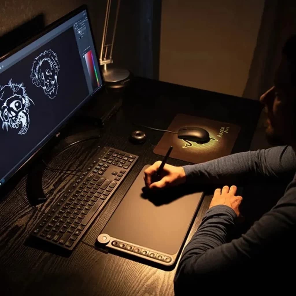 Huion Q620M Tableta Gráfica con lápiz sin batería, superficie amplia, 8 teclas rápidas y dial, conexión USB C y 2.4 GHz, ideal para ilustración nocturna