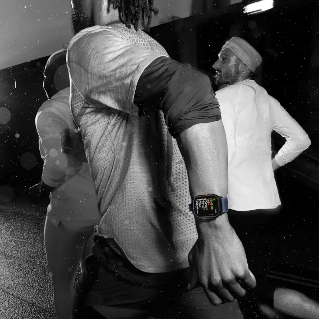 Apple Watch Ultra 2 49 mm GPS + Cellular en titane avec grand écran lumineux, couronne orange et bracelet Alpine bronzé en tissu robuste et ajustable - Ítem4