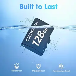 DDPAI Cartão microSD de 128 GB para Dash Cam, azul, submerso em água. Ícones destacam resistência à água, magnetismo e temperatura. Built to Last.