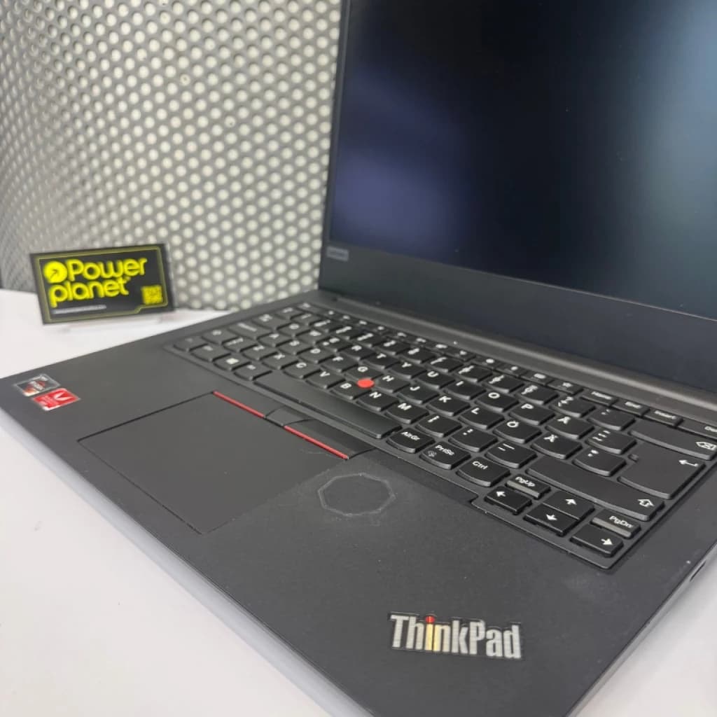 Lenovo ThinkPad E485 14 pulgadas renovado en excelente estado, teclado QWERTZ con TrackPoint rojo, chasis negro robusto y pantalla sin biseles prominentes