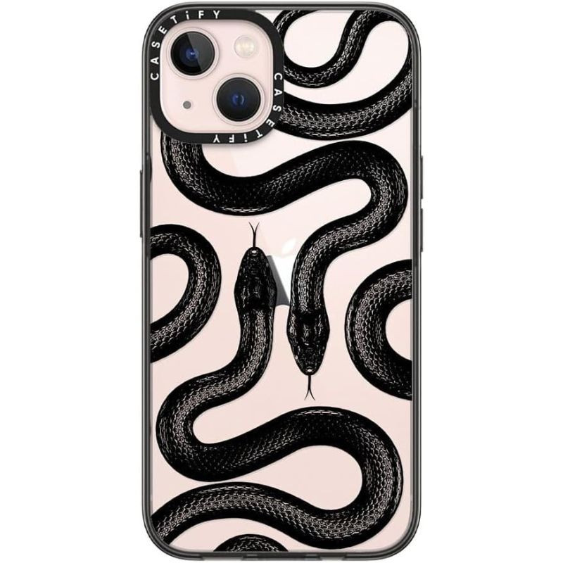 Funda Black Kingsnake iPhone 13 con serpientes negras brillantes sobre fondo claro, diseño envolvente, bordes negros y protección del logo de Apple visible - Ítem