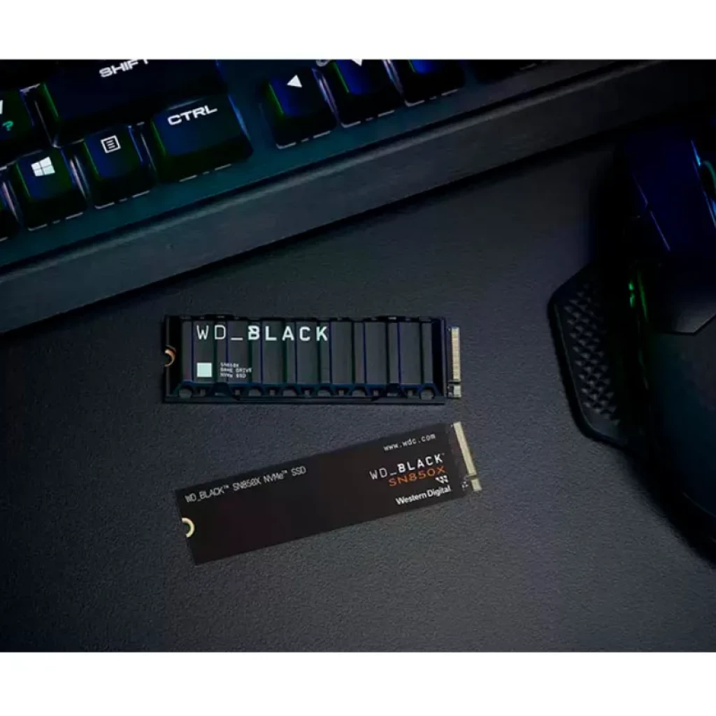 Module NVMe M.2 WD BLACK SN850X 2 To noir, étiquette avec logos WD_BLACK et SanDisk, connecteur doré apparent à droite - Ítem3