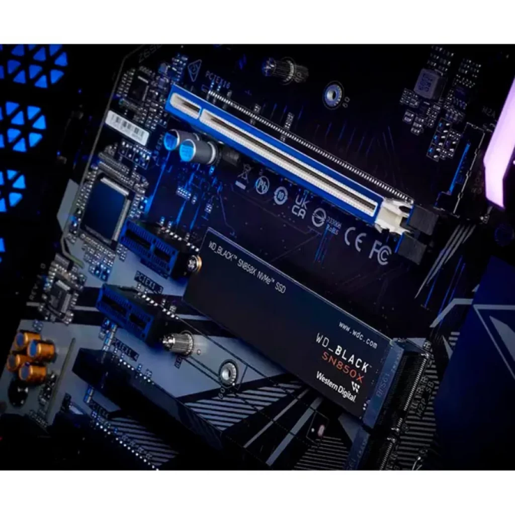 Module NVMe M.2 WD BLACK SN850X 2 To noir, étiquette avec logos WD_BLACK et SanDisk, connecteur doré apparent à droite - Ítem4