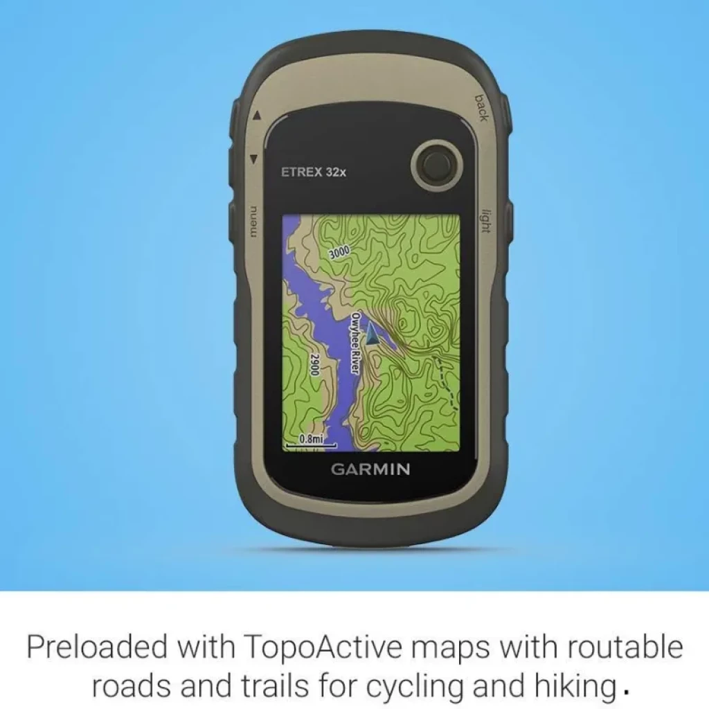 Garmin Etrex 32x com ecrã a cores que mostra mapas topográficos, caixa resistente com botões laterais, rebordo bege e lente de sensor frontal - Item3