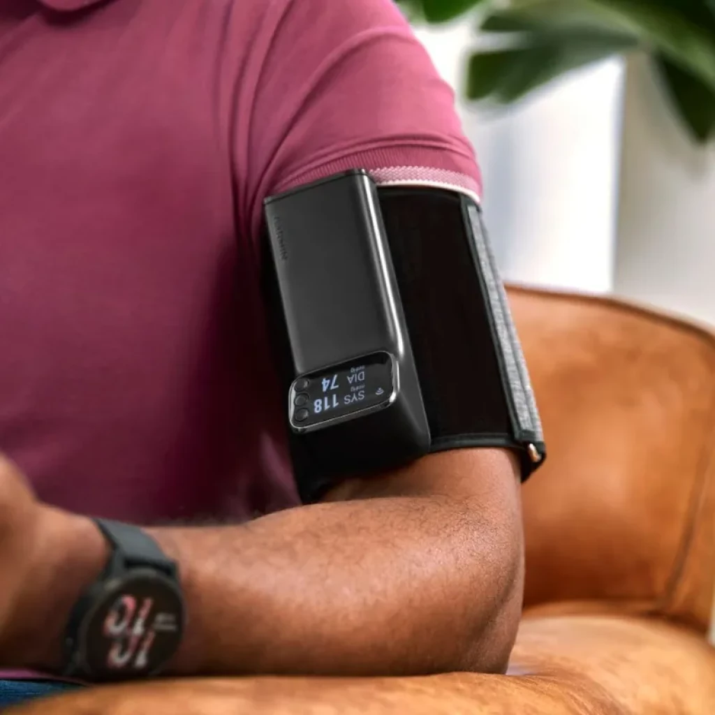 Garmin Index BPM - Tensiómetro inteligente em preto com ecrã OLED que mostra SYS e DIA, ícone WiFi, botões laterais e design vertical compacto - Item5