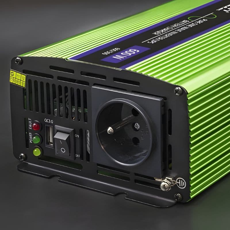 Qoltec Monolith 600 W, Verde – inversor com carcaça de alumínio verde, tomada Schuko frontal, interruptor ON/OFF, LEDs de status e ventoinha de