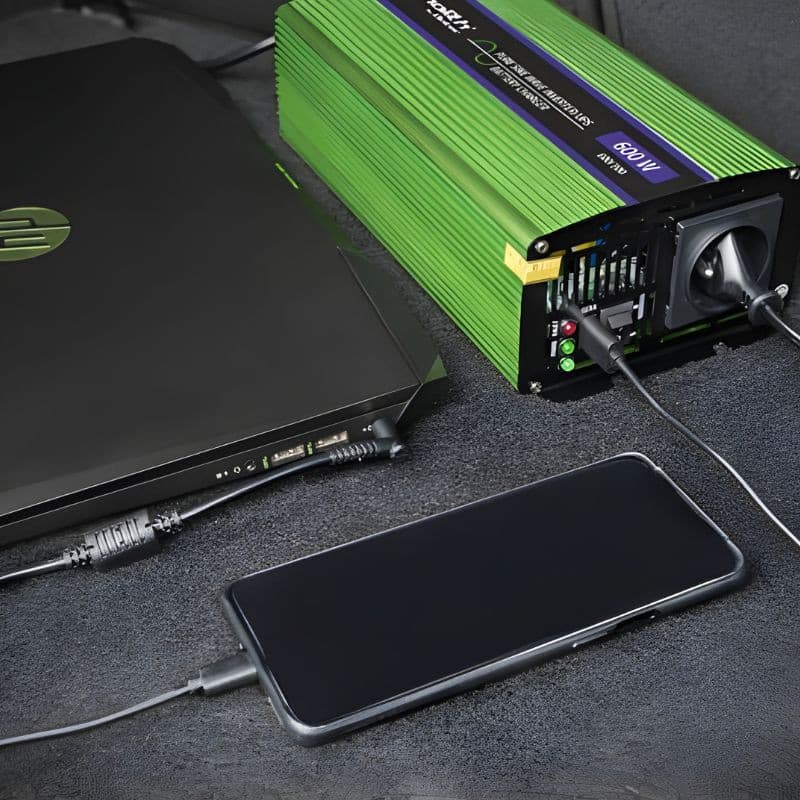 Qoltec Monolith 600 W, Verde - inversor em alumínio verde com ventoinha, portas USB e tomada AC, cabo ligado a laptop e smartphone em carregamento