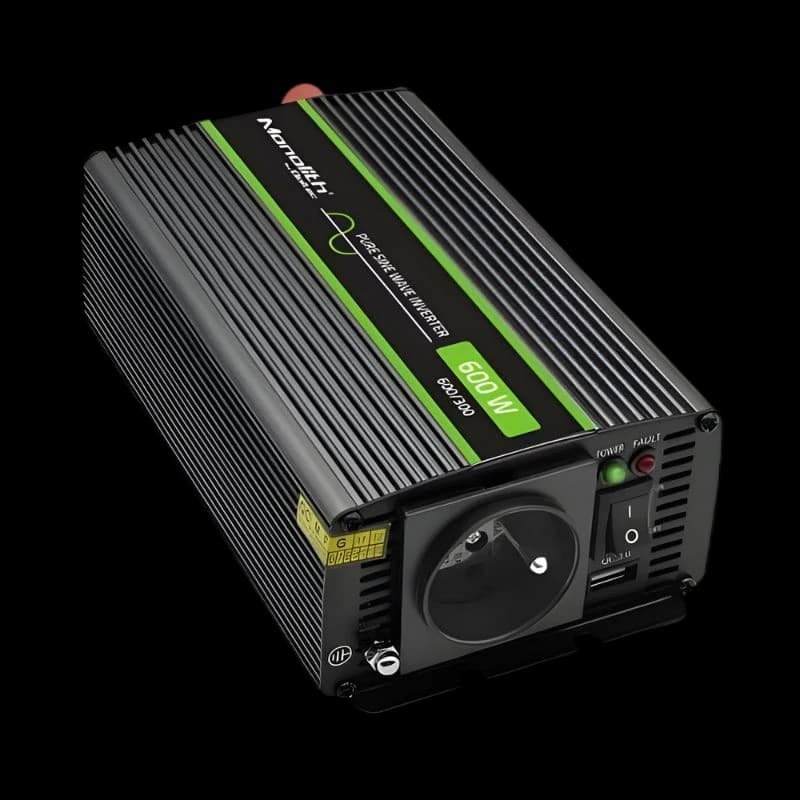 Qoltec Monolith Auto 600 W adaptador e inversor preto com carcaça de alumínio, faixa verde, tomada Schuko frontal, botões Power e Fault e porta USB
