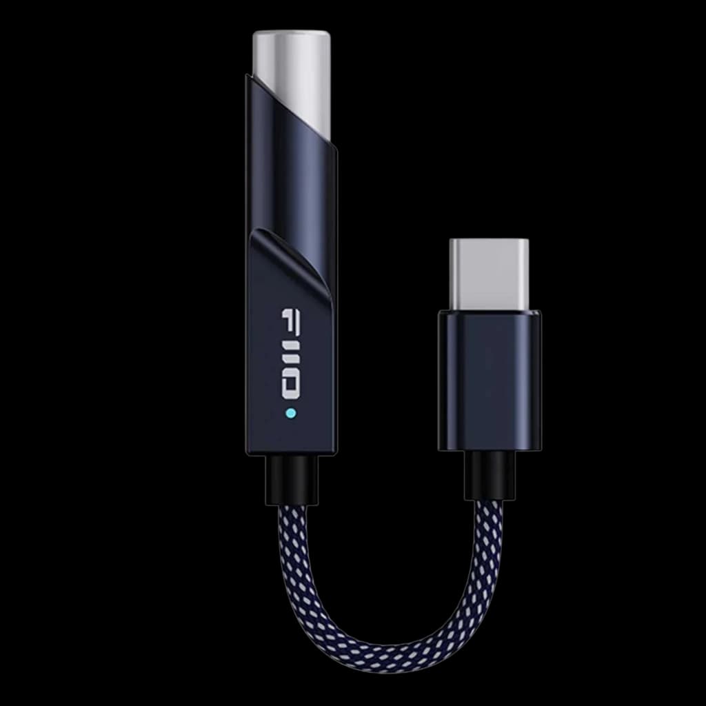 FiiO KA11 DAC USB-C preto com corpo metálico, conector USB-C e cabo trançado curto; design compacto, LED indicador e ponta prateada elegante