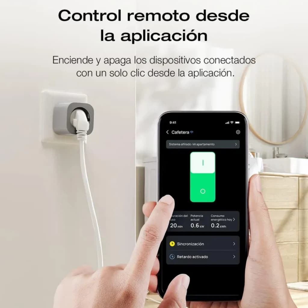 EcoFlow Smart Plug – Prise intelligente blanche avec contour gris, branchée au mur; contrôle à distance via appli mobile affichée sur smartphone noir