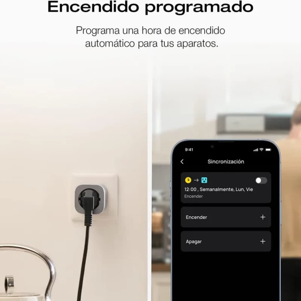 EcoFlow Smart Plug – Prise intelligente compacte murale, port en façade, câble branché, appli mobile affichant horaires dallumage et extinction programmés