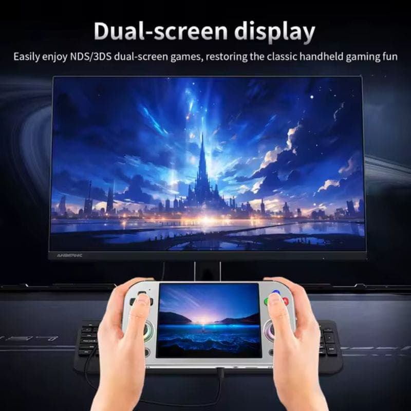 Consola Portátil Anbernic RG 477M 8GB/128GB Negro con doble pantalla en uso, mando integrado con sticks y botones de colores, juego retro en display principal