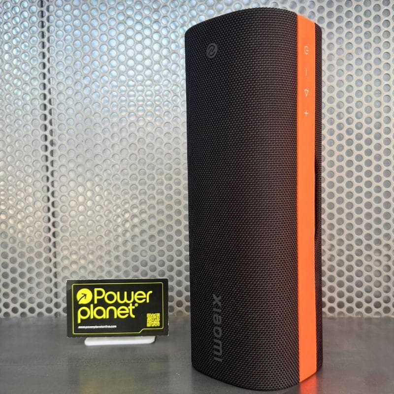 Xiaomi Sound Party: coluna portátil preta com lateral laranja, grelha em tecido, botões de volume e play/pausa na lateral, design vertical moderno