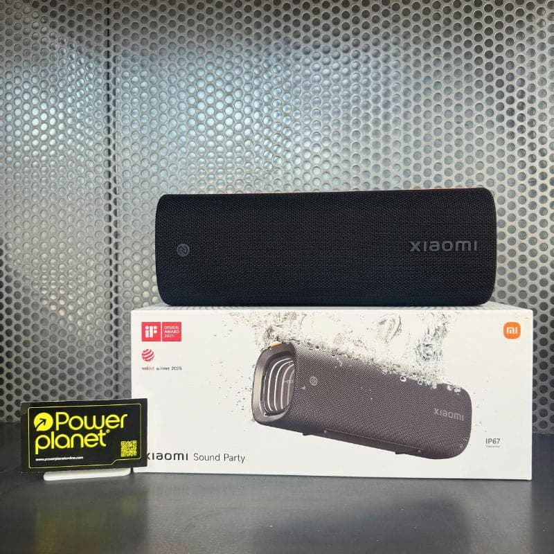 Xiaomi Sound Party alto-falante portátil preto, corpo retangular com grade têxtil, logotipo lateral, destaca IP67 e design robusto na caixa expositora