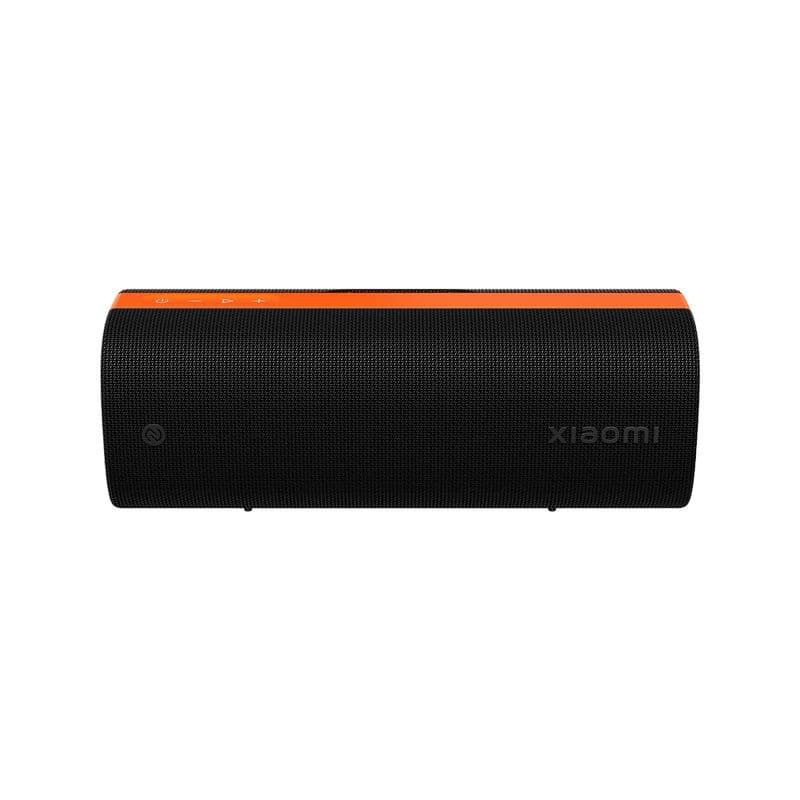 Xiaomi Sound Party 50W altifalante Bluetooth portátil em tecido preto com faixa laranja, formato cilíndrico, botões superiores e design resistente IP67, 26h