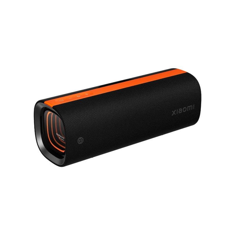 Xiaomi Sound Party 50W com corpo cilíndrico preto, detalhes laranja, grelha metálica e botões superiores; portátil, robusto, design moderno IP67