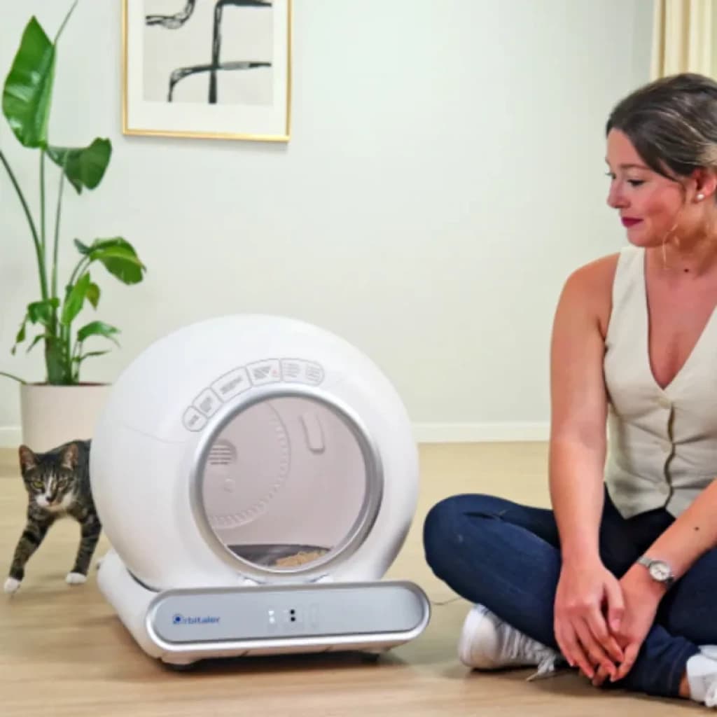 Imagen promocional del Orbitaler Yupiter AstroClean 6600 Smart Litter Compact ilustrando su tamaño compacto