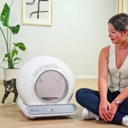 Imagen promocional del Orbitaler Yupiter AstroClean 6600 Smart Litter Compact ilustrando su tamaño compacto