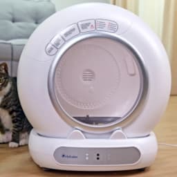 Vista a 45 grados del Orbitaler Yupiter AstroClean 6700 Smart Litter Ultra Compact con capacidad de 65 L y conectividad WiFi