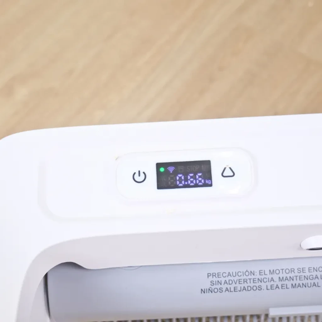 Vista a 45 graus do Orbitaler Yupiter AstroClean 5000 Sand Pool Smart Connected com imagem de gato e smartphone com aplicação compatível - Item5