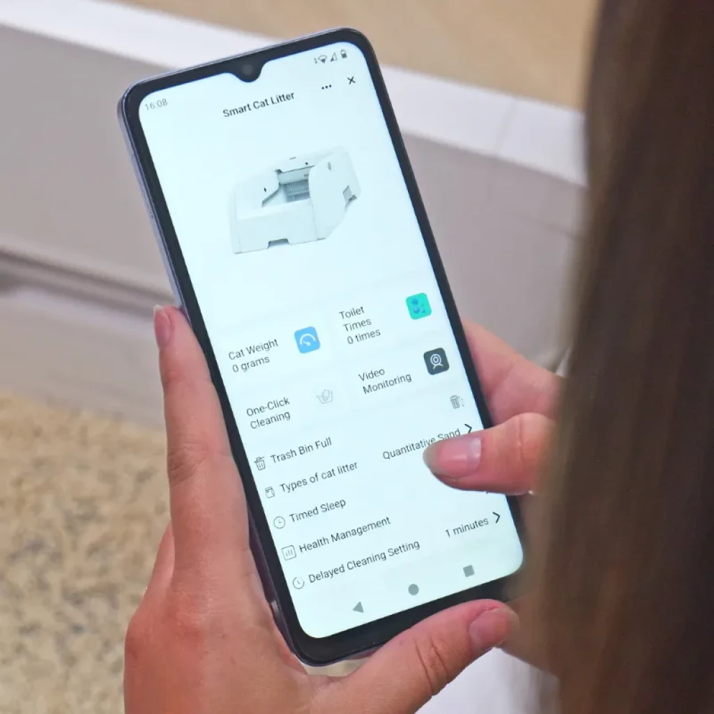 Vista a 45 graus do Orbitaler Yupiter AstroClean 5500 Sand Pool Smart Viewer com imagem de gato e smartphone com aplicação compatível - Item3