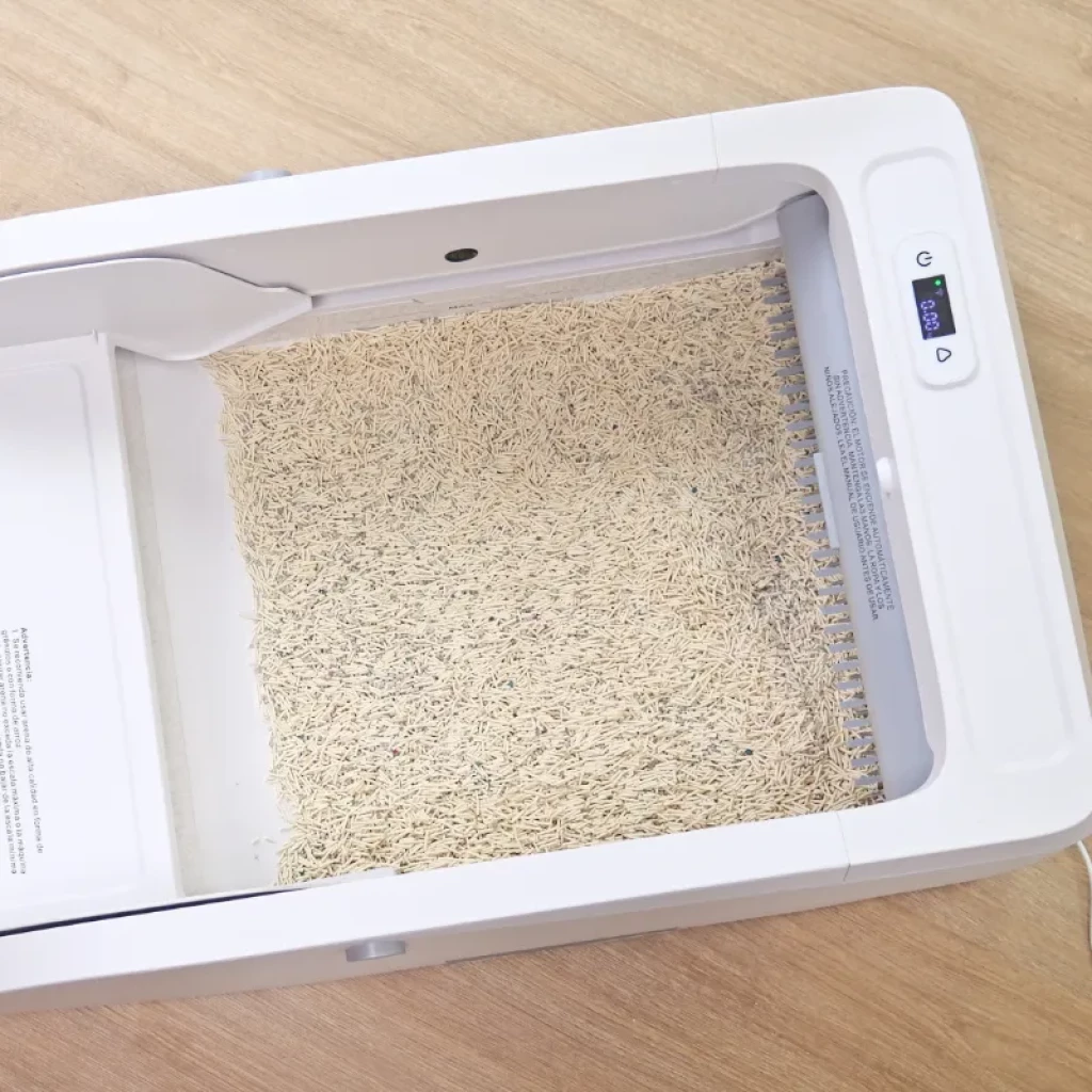 Vista a 45 graus do Orbitaler Yupiter AstroClean 5500 Sand Pool Smart Viewer com imagem de gato e smartphone com aplicação compatível - Item4