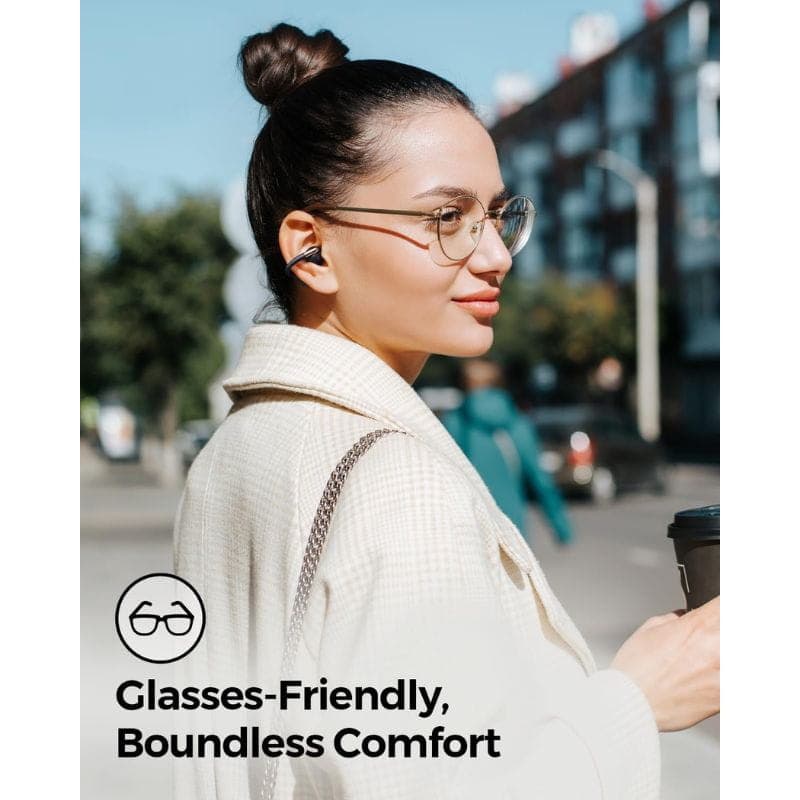 Auriculares Bluetooth SoundPEATS Clip1 negros tipo botón, discretos y deportivos; mujer corriendo al aire libre; resistencia al agua IPX5.