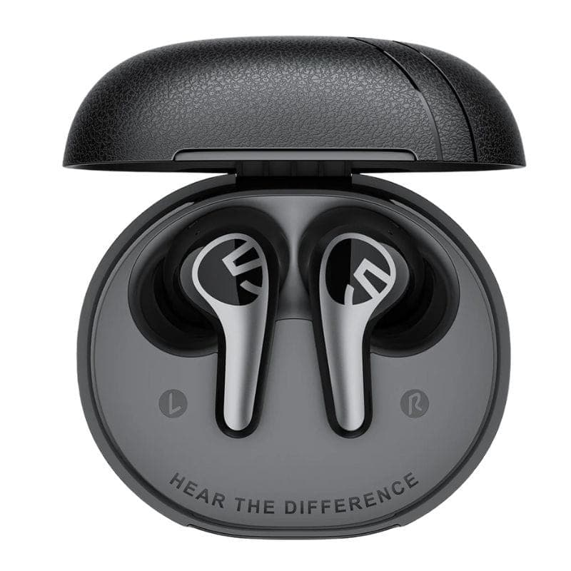 Estuche negro con acabado texturizado y auriculares in-ear SoundPEATS C30 en gris/negro, boquillas metálicas con logo y marcadores L/R visibles.